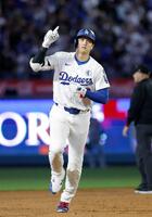 　７回、２３号ソロを放ち、塁を回りながら天を指さす（共同）