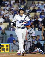 　１回、見逃し三振に倒れた大谷（共同）