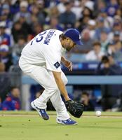 　３回、マルテの投ゴロを処理するカーショー（共同）