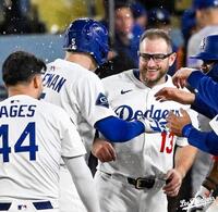 　サヨナラ打を放ったフリーマンを笑顔で迎えるマンシー（ロサンゼルス・ドジャース提供）
