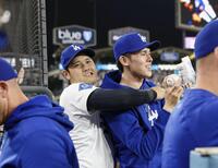 　メッツ戦の９回、マンシーが同点ソロを放ち、佐々木（右）に抱きついて喜ぶドジャース・大谷＝ロサンゼルス（共同）