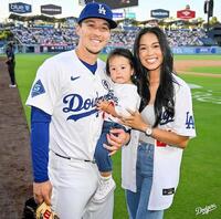 始球式を行ったイーライ君を抱っこしたエドマン、クリステン夫人（ロサンゼルス・ドジャース提供） 