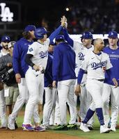 　勝利し、サヨナラ打のフリーマン（右から３人目）とタッチを交わす大谷（共同）