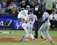 　８回、後続のゴロで三本間に挟まれ、カバーに入った投手ギャレット（７５）にタッチされた三走の大谷（左）＝共同