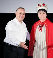 　２０１６年４月、映画「マクベス」の舞台あいさつに登場したアイアトン通訳の父、ウィリアム・アイアトン氏。右はＮＯＮ　ＳＴＹＬＥ井上