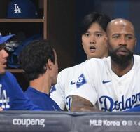 　ウィル・アイアトン氏（手前左）と会話を交わすドジャース・大谷翔平＝２０２４年３月