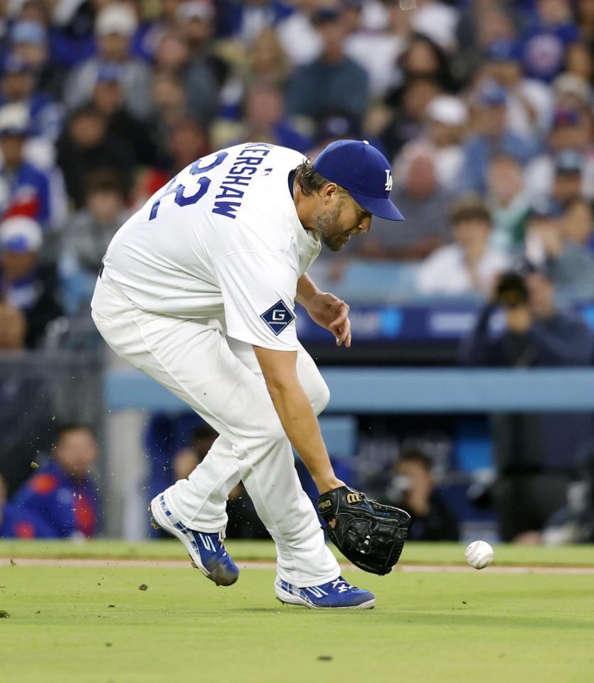 　３回、マルテの投ゴロを処理するカーショー（共同）