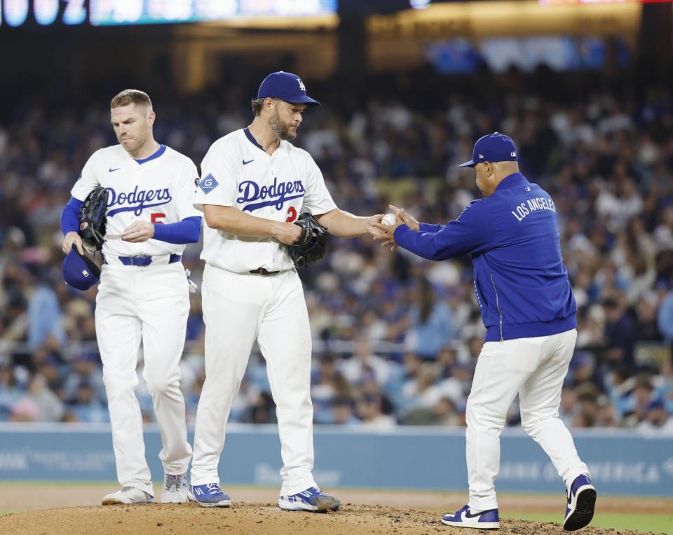 　５回途中、ロバーツ監督（右）にボールを渡し、降板するカーショー（共同）