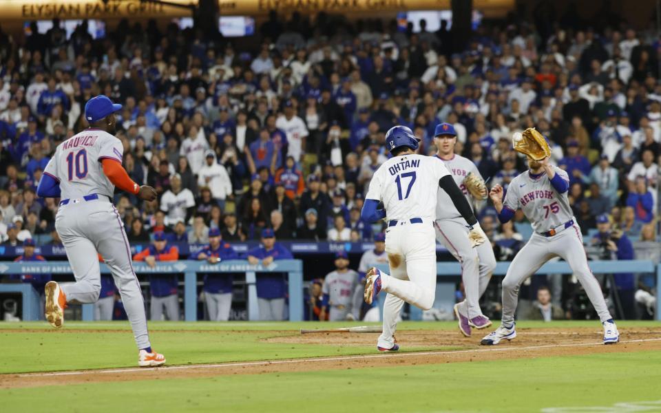 　８回、後続のゴロで三走の大谷（１７）が三本間に挟まれタッチアウトになる。右端はカバーに入った投手ギャレット（共同）