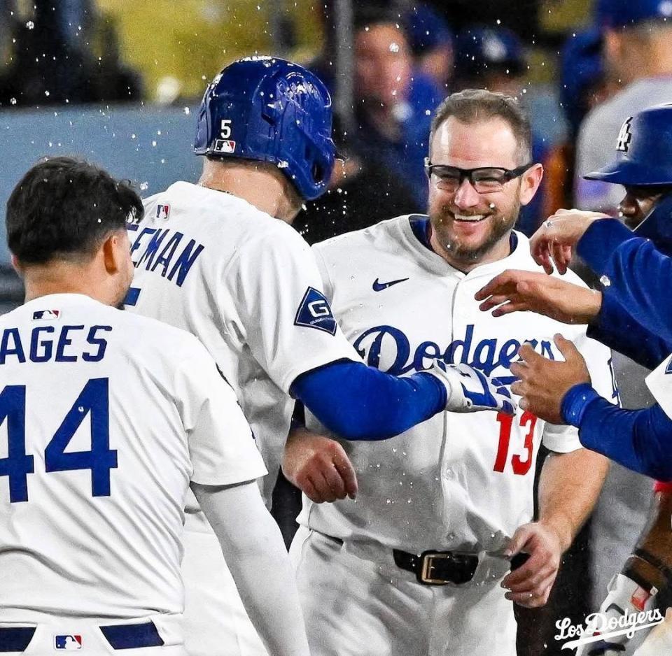 　サヨナラ打を放ったフリーマンを笑顔で迎えるマンシー（ロサンゼルス・ドジャース提供）