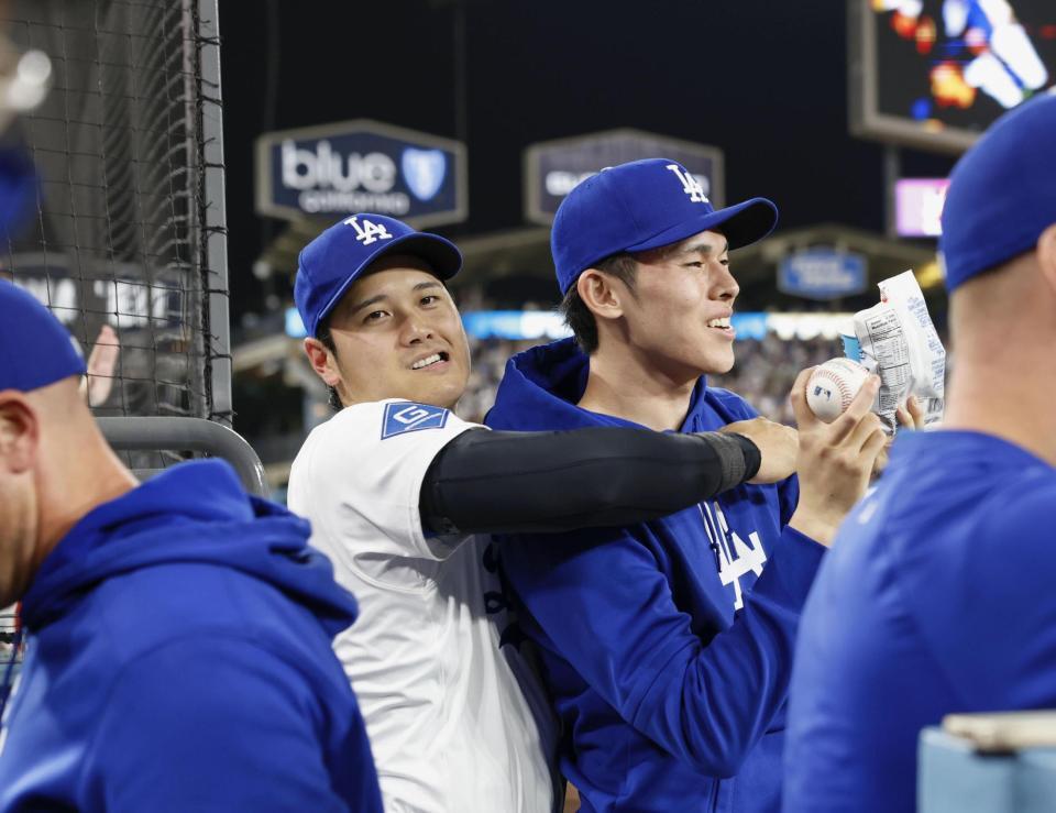 　メッツ戦の９回、マンシーが同点ソロを放ち、佐々木（右）に抱きついて喜ぶドジャース・大谷＝ロサンゼルス（共同）