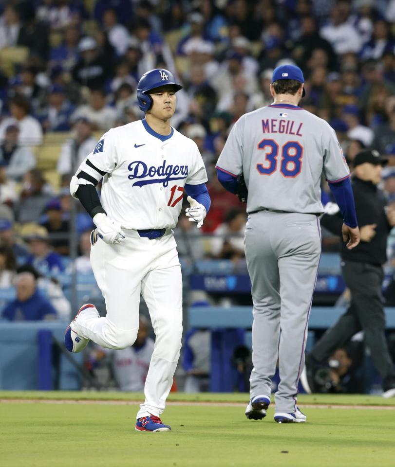 　２回、左飛に倒れた大谷。右はメッツ先発のメギル（共同）