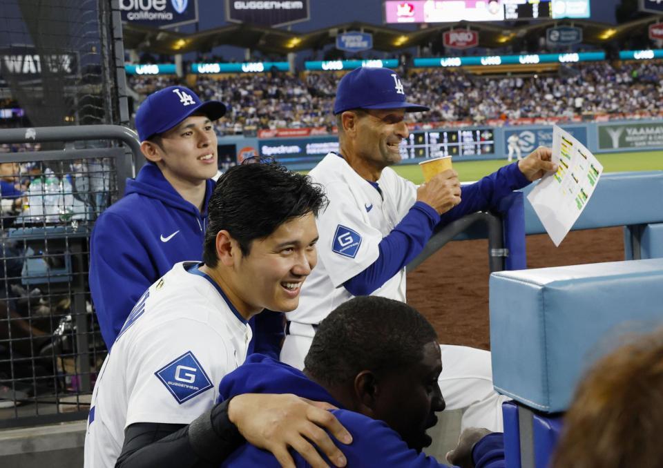 　ベンチで笑顔を見せる大谷や佐々木（左端）ら（共同）