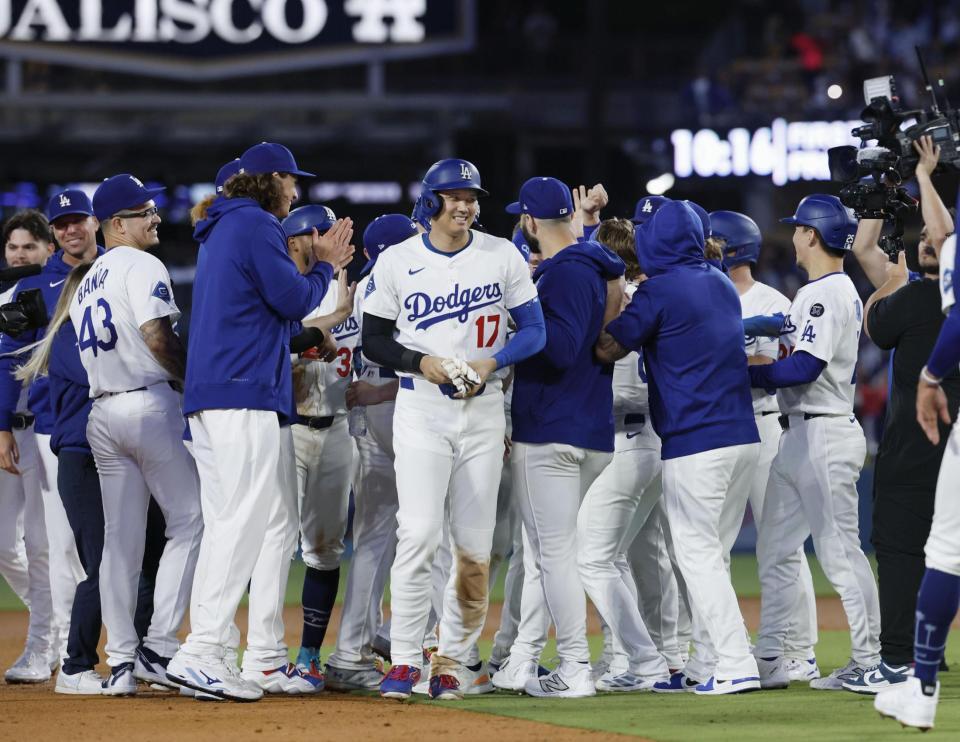 　サヨナラ勝ちし、喜ぶ大谷（１７）ら（共同）