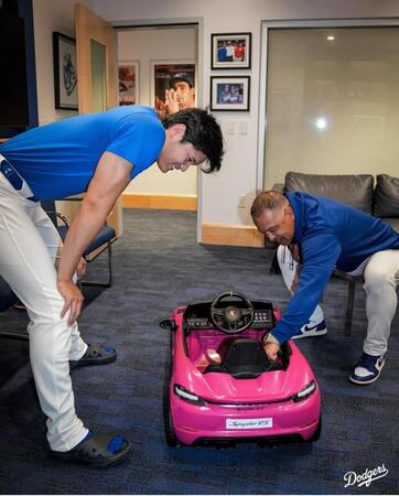 　大谷（左）へピンクのポルシェを贈ったロバーツ監督（ロサンゼルス・ドジャース提供）