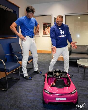 　大谷（左）へピンクのポルシェを贈ったロバーツ監督（ロサンゼルス・ドジャース提供）