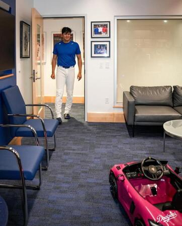 　ピンクのポルシェを目にして驚く大谷（ロサンゼルス・ドジャース提供）