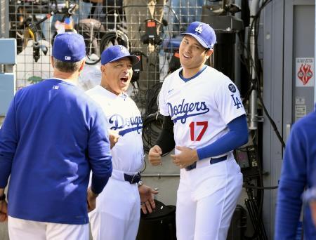 　ロバーツ監督（左）と笑顔のドジャース・大谷＝４月、ロサンゼルス