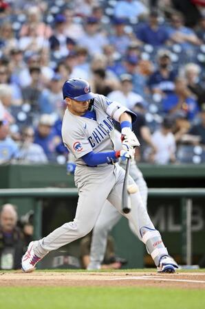 　ナショナルズ戦の１回、左前打を放つカブス・鈴木（ゲッティ＝共同）