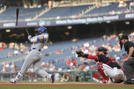 　ナショナルズ戦の１回、バットを折りながら左前打を放つカブス・鈴木（イマジンイメージズ・ロイター＝共同）