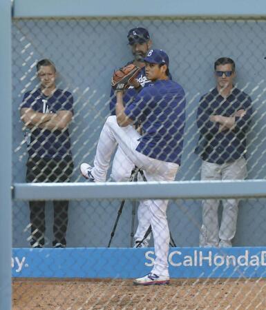 　ブルペンで投球練習するドジャース・大谷（共同）