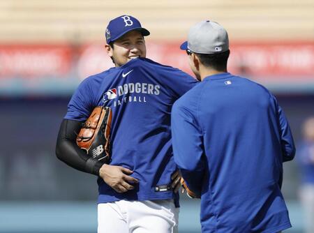 　試合前、話をするドジャース・大谷（左）とメッツ・千賀（共同）