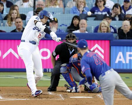 　メッツ戦の１回、中飛に倒れるドジャース・大谷。投手キャニング（共同）