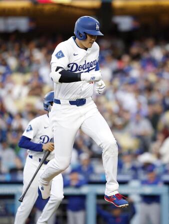 　メッツ戦の１回、中飛に倒れベンチに戻るドジャース・大谷（共同）