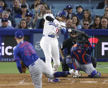 　メッツ戦の３回、右前打を放つドジャース・大谷。投手キャニング（共同）