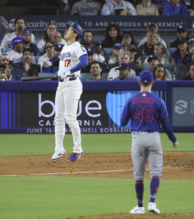 　メッツ戦の５回、見逃したボールがストライクと判定され跳びはねるドジャース・大谷。投手キャニング（共同）