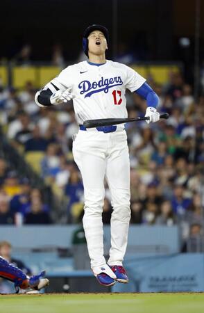 　メッツ戦の５回、見逃したボールがストライクと判定され跳びはねるドジャース・大谷（共同）