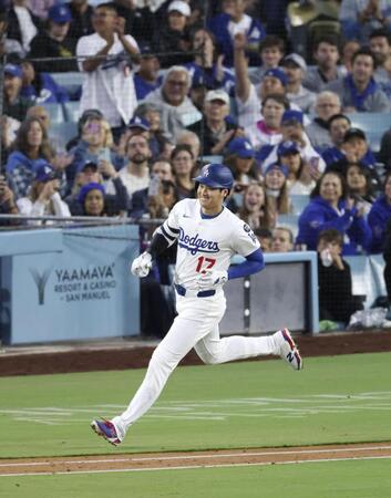 　メッツ戦の３回、右前打を放ち一塁へ向かうドジャース・大谷（共同）