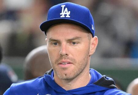 ドジャース・フリーマンに八回に代打 試合後にロバーツ監督「大丈夫」も「明日は休ませる。彼は毎日体を張ってプレーしている」