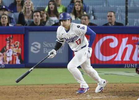 　メッツ戦の８回、右前打を放つドジャース・大谷（共同）