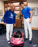 　ピンクのポルシェとともに記念撮影するロバーツ監督（左）と大谷