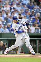 　ナショナルズ戦の１回、左前打を放つカブス・鈴木（ゲッティ＝共同）