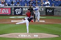 　ナショナルズ戦の１回、バットを折りながら左前打を放つカブス・鈴木（ＡＰ＝共同）