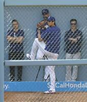 　ブルペンで投球練習するドジャース・大谷（共同）