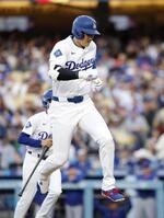 　メッツ戦の１回、中飛に倒れベンチに戻るドジャース・大谷（共同）