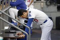 　メッツ戦のベンチでタブレット端末を見るドジャース・大谷（共同）