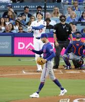 　メッツ戦の１回、中飛に倒れたドジャース・大谷。投手キャニング（共同）