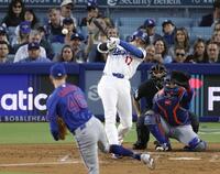 　メッツ戦の３回、右前打を放つドジャース・大谷。投手キャニング（共同）