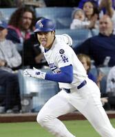 　メッツ戦の３回、右前打を放ち一塁へ走るドジャース・大谷（共同）
