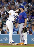 　メッツ戦の３回、右前打で出塁したドジャース・大谷。右は一塁手アロンソ（共同）