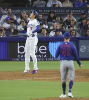 　メッツ戦の５回、見逃したボールがストライクと判定され跳びはねるドジャース・大谷。投手キャニング（共同）