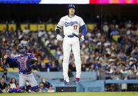 　メッツ戦の５回、見逃したボールがストライクと判定され跳びはねるドジャース・大谷（共同）