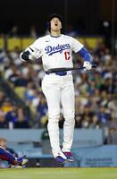 　メッツ戦の５回、見逃したボールがストライクと判定され跳びはねるドジャース・大谷（共同）