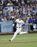 　メッツ戦の３回、右前打を放ち一塁へ向かうドジャース・大谷（共同）