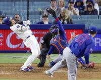 　メッツ戦の８回、近めの投球にのけ反るドジャース・大谷。投手カスティジョ（共同）