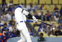 　メッツ戦の８回、右前打を放つドジャース・大谷（共同）